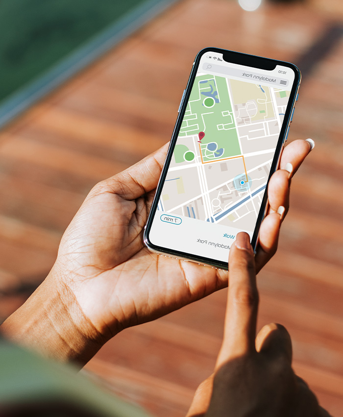 Pessoa acompanhando a localização do veículo pelo celular